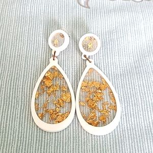 Light weight earrings